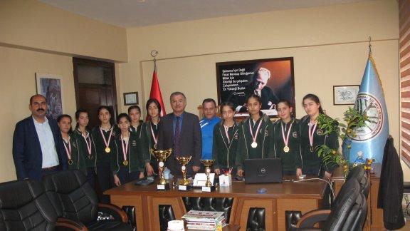 İlçe Milli Eğitim Müdürü Hilmi KAPO,Tomruksuyu Atatürk Ortaokulu  Futsal Yıldız Kızlar Hatay İl Birincilerini Makamında Kabul Etti.