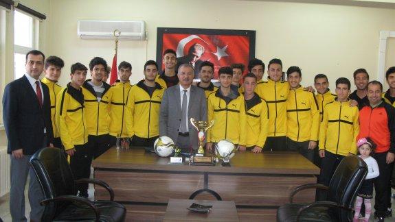 İlçe Milli Eğitim Müdürü Hilmi Kapo, Samandağ Atatürk Anadolu Lisesi Futbol Takımı Bölge Şampiyonlarını Makamında Kabul Etti.
