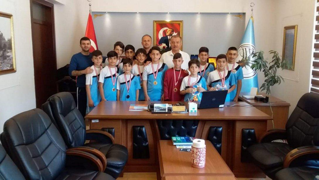 İlçe Milli Eğitim Müdürü Hilmi KAPO, Koyunoğlu Ortaokulu Küçük Erkekler Futsal Şampiyonlarını Makamında Ağırladı.