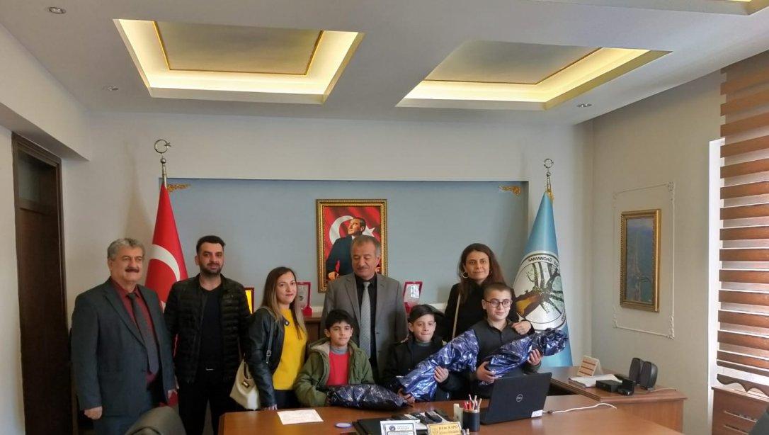 İlçe Milli Eğitim Müdürü Hilmi KAPO, Türkiye Akıl ve Zeka Oyunları Turnuvası'nda Dereceye Giren Öğrencileri Makamında Ağırladı. 