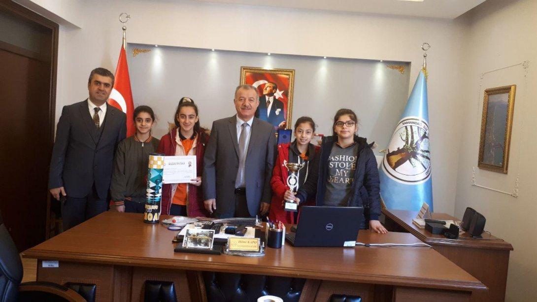 İlçe Milli Eğitim Müdürü Hilmi KAPO, Yıldız Kızlar Satranç Turnuvası İl Şampiyonlarını Makamında Ağırladı.