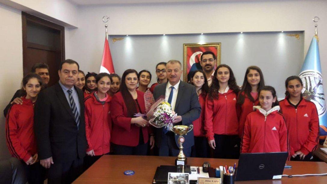 İlçe Milli Eğitim Müdürü Sayın Hilmi KAPO, Uzunbağ Ortaokulu Yıldız Kız Voleybol Takımı'nda Başarılı Olan Öğrencileri Makamında Ağırladı.
