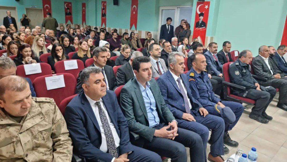 ''24 Kasım Öğretmenler Günü Kutlama Programı'' Cumhuriyet Ortaokulu Özge ÇAPAR Konferans Salonunda Gerçekleştirildi.
